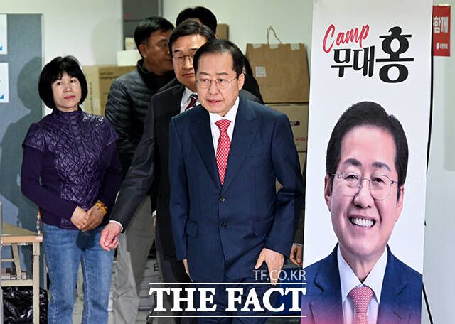 홍 전 시장과의 양자대결에서는 이 전 대표 54.4%, 홍 전 시장 22.5%로 나타났다. /배정한 기자