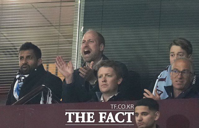 아스톤 빌라의 골수 팬으로 알려진 영국의 윌리엄 왕세자(왼쪽 두 번째)가 열렬히 선수들을 응원하고 있다. 윌리엄 왕세자는 파리의 1차전 원정 경기에도 현장에서 응원했다./버임엄=AP.뉴시스