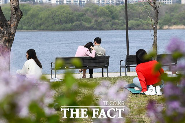 봄 만끽하는 시민들.
