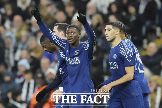 PSG의 누누 멘데스가 16일 2024~2025 UCL 8강 2차전에서 전반 27분 추가골을 기록한 뒤 환호하고 있다. 오른쪽은 선제골을 기록한 아슈라프 하키미./버밍엄=AP.뉴시스