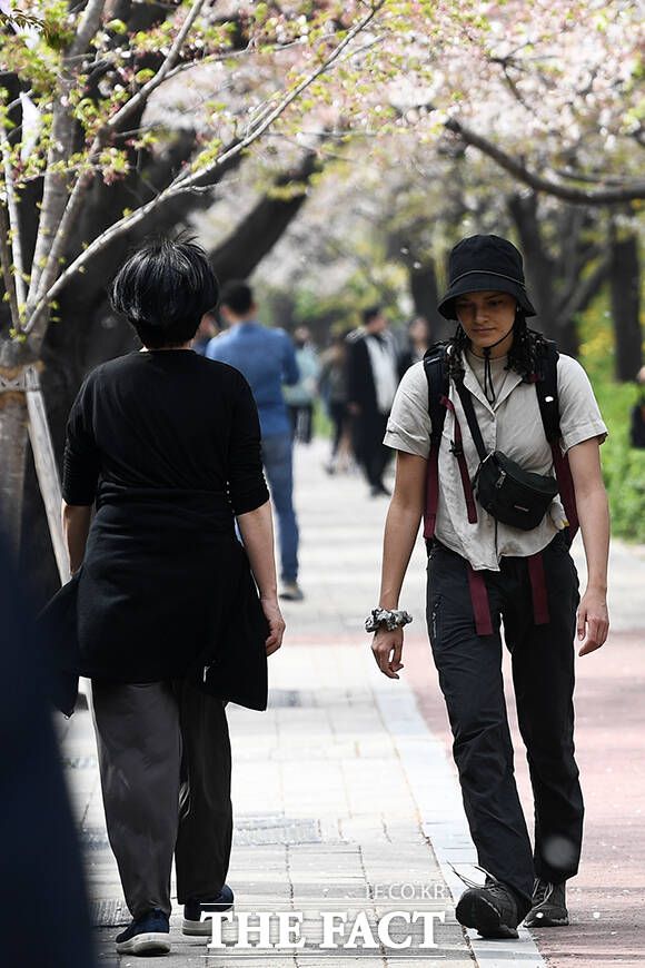 겉옷과 긴팔이 필요없는 '완연한 봄 날씨'.