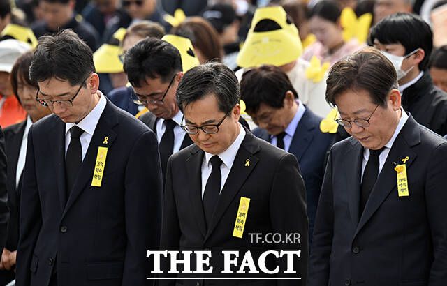 김경수 전 경남도지사와 김동연 경기도지사, 이재명 전 더불어민주당 대표(왼쪽부터)가 16일 오후 경기 안산시 단원구 화랑유원지에서 열린 '세월호 참사 11주기 기억식'에 참석해 희생자들에 대한 묵념을 하고 있다. /안산=박헌우 기자