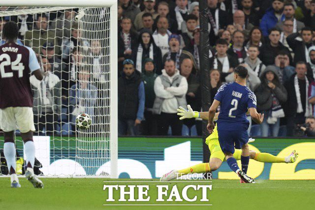 PSG의 2차전 득점의 포문을 연 하키미의 오른발 슛 장면./버밍엄=AP.뉴시스