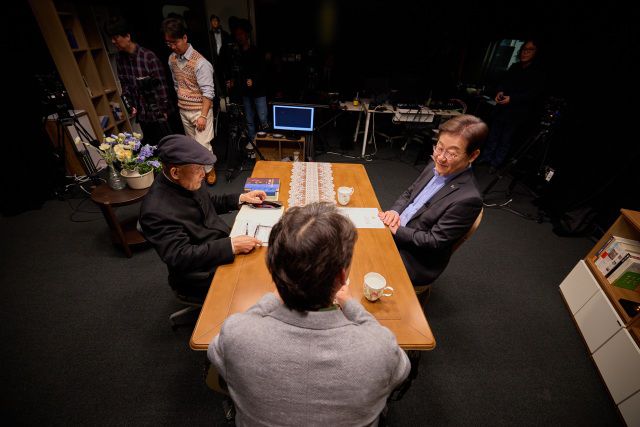 16일 정치권에 따르면 이 전 대표는 15일 '사람사는세상 노무현재단' 유튜브 채널을 통해 공개된 도올 김용옥 교수, 유시민 작가와의 대담에서 "기소하기 위해 수사를 하게 하면 안 된다"며 "수사와 기소는 분리해야 한다. 법무부 안에 있든, 어디 있든 수사 담당 기관과 공소유지 기관은 분리하는 게 맞다"라고 말했다. /이재명 캠프 제공