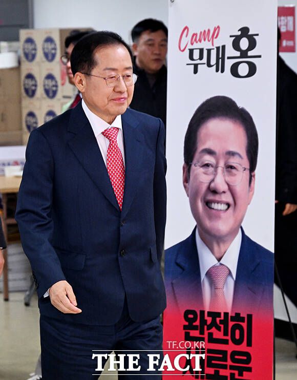 홍 후보는 북핵 대응을 위해 대표 '남북 핵균형' 전략을 재차 강조했다. 이를 위해 '북대서양조약기구(NATO)식 핵공유', '전술핵 주한미군 재배치'를 추진하고 자체 핵무장 가능성을 고려해 핵능력을 강화해야 한다고 주장했다. /배정한 기자