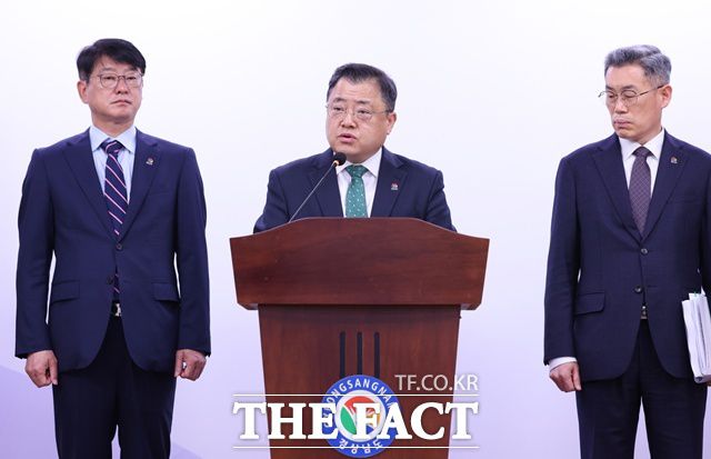박명균(가운데) 경남도 행정부지사가 대선 공약 반영을 위한 핵심 전략 과제를 제안하고 있다./경남도