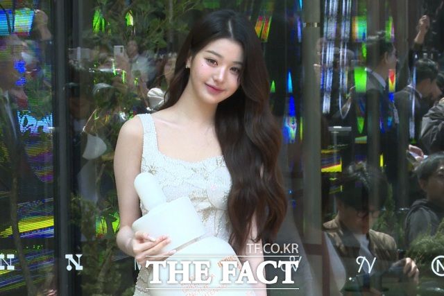 그룹 아이브 장원영이 16일 서울 성동구 올리브영N성수에서 열린 '이니스프리 비타민C 트위티 에디션 팝업' 행사에 참석해 포즈를 취하고 있다. /성수동=유영림 인턴기자