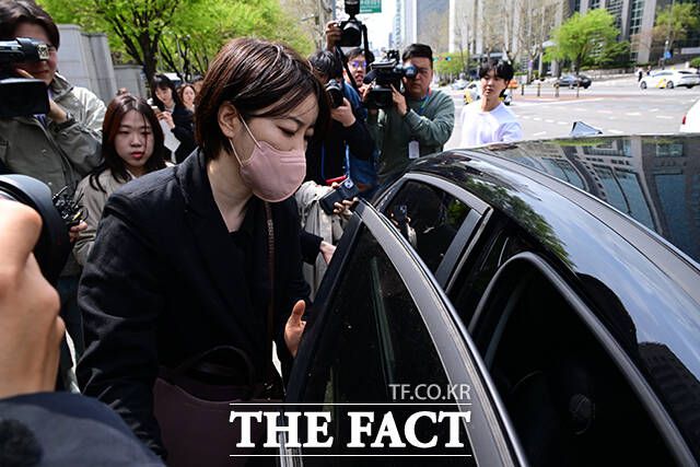 음주운전과 불법 숙박업 혐의로 재판에 넘겨진 문재인 전 대통령의 딸 다혜 씨가 1심에서 벌금형을 선고받았다. 법원 출석에 아반떼를 타고온 문 씨가 앞자리에 승차하는 모습./남윤호 기자