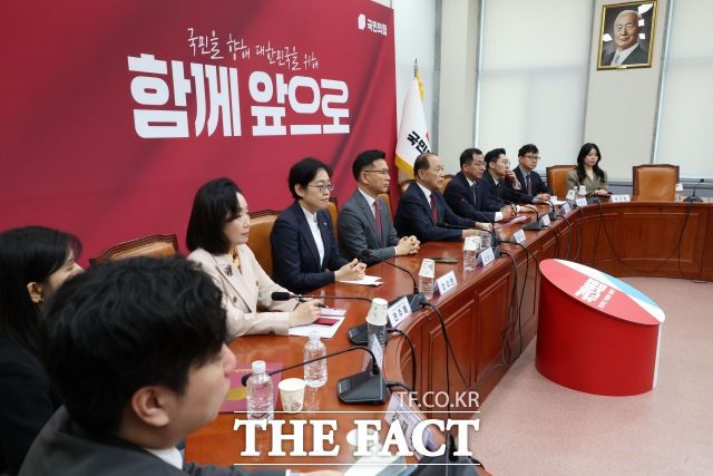 황우여 국민의힘 선거관리위원장이 16일 오전 서울 여의도 국회에서 열린 대통령후보자 선출을 위한 경선 선거관리위원회 회의에서 발언을 하고 있다./뉴시스