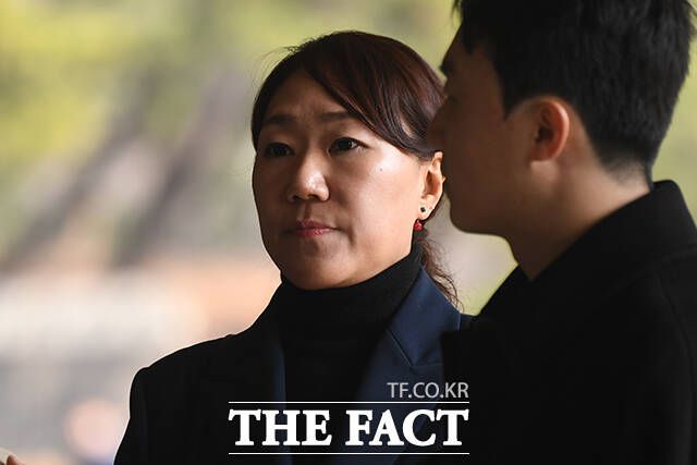 명태균 의혹을 폭로한 강혜경 씨가 문건일 변호사와 함께 3월 10일 오후 서울 서초구 서초동 서울중앙지방검찰청 명태균 의혹 전담수사팀 조사에 출석하고 있다. /장윤석 기자