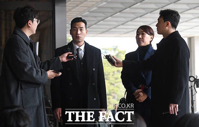 명태균 의혹을 폭로한 강혜경 씨가 문건일 변호사와 함께 3월 10일 오후 서울 서초구 서초동 서울중앙지방검찰청 명태균 의혹 전담수사팀 조사에 출석하고 있다. /장윤석 기자