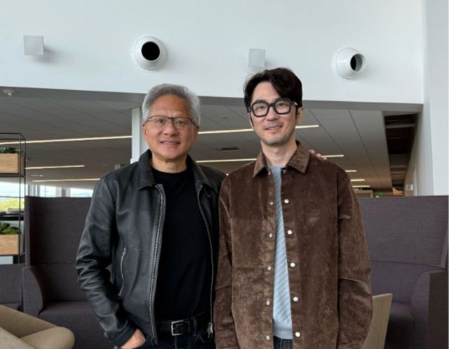 김창한 크래프톤 대표(오른쪽)가 10일(현지시간) 미국 캘리포니아주 산타클라라의 엔비디아 본사에서 젠슨 황 엔비디아 최고경영자(CEO)와 만나 기념 촬영하고 있다. /크래프톤 공식 링크드인