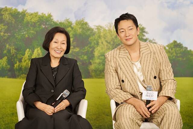 배우 김혜자(왼쪽)가 "보면 후회하지 않을 거다. 보증한다"고 자신감을 드러냈다. /JTBC