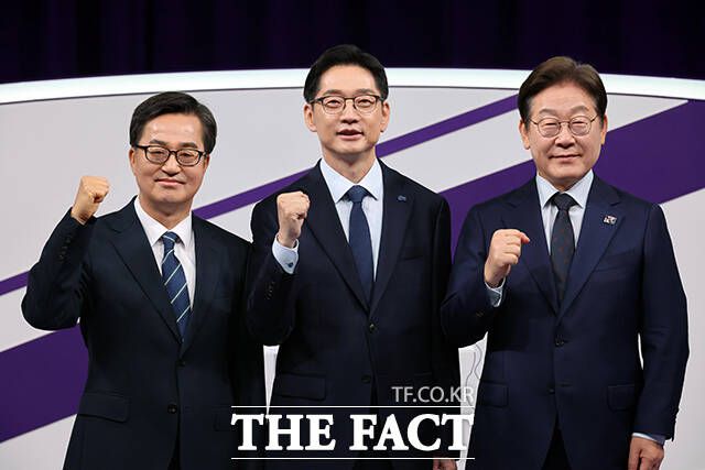 김동연 경기지사, 김경수 전 경남지사, 이재명 전 대표(왼쪽부터)가 파이팅을 외치고 있다.
