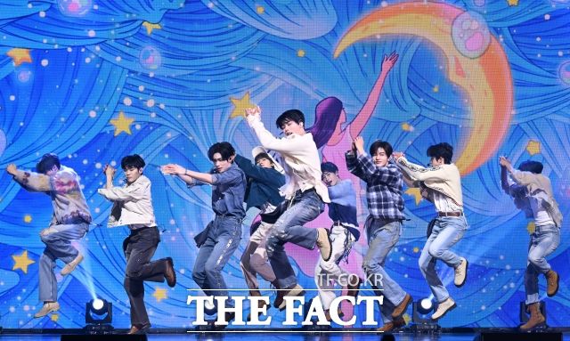 블랙핑크 로제(사진 위) '아파트'가 빌보드 '핫100' 역주행 7위를 차지하며 6개월째 인기몰이 중인 가운데 그룹 제로베이스원(ZEROBASEONE, 사진 아래)이 이번주 '빌보드 200' 28위로 첫 진입했다. /더팩트 DB