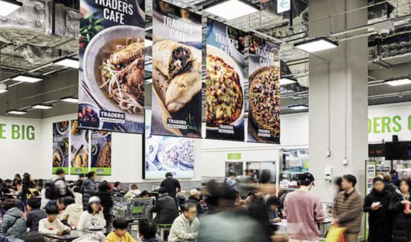 지난 2월 서울 마곡에 오픈한 창고형 할인매장 '트레이더스 마곡점'. 피자, 쌀국수 등 간단한 먹거리를 파는 'T-카페'도 인기가 많다. /이마트