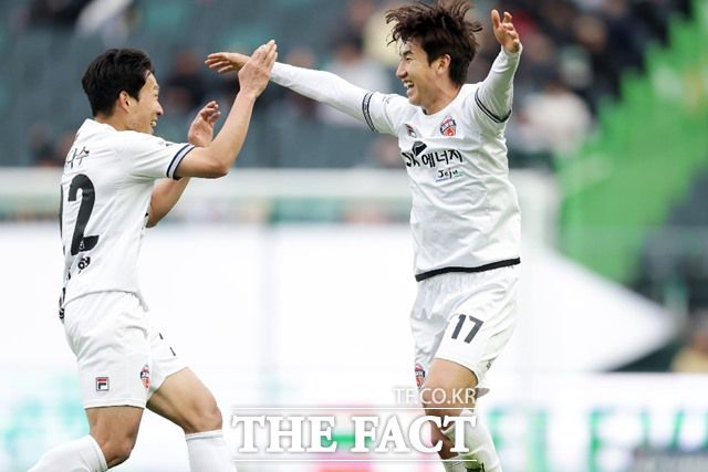 중위권 진입을 노리는 제주 선수들의 골 세리머니./K리그
