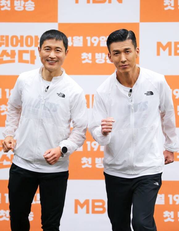 전 축구선수 이영표(왼쪽)과 가수 션이 18일 오전 열린 '뛰어야 산다' 온라인 제작발표회에 참석해 포즈를 취하고 있다. /MBN