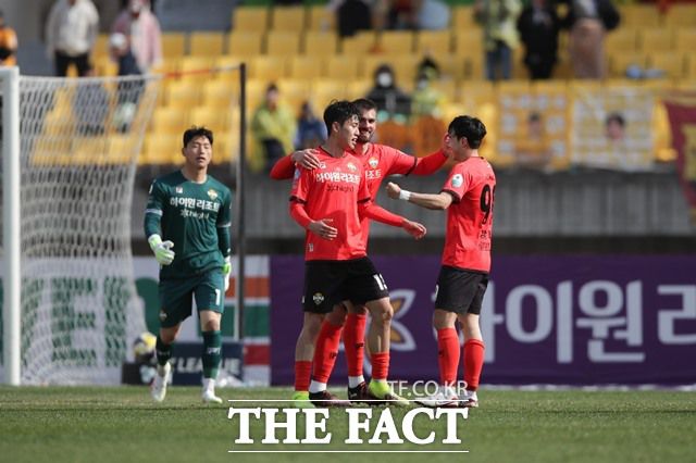 3연패 후 2연승에 도전장을 낸 강원 선수들./K리그