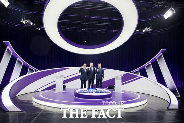 첫 TV토론회에서 격돌하는 김동연, 김경수, 이재명 더불어민주당 대선 경선 후보(왼쪽부터).