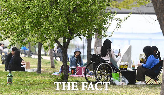 금요일인 18은 수도권을 중심으로 기온이 오르면서 포근한 날씨를 보이겠으나 대구 등 경북권은 낮과 밤의 기온차가 15도 내외로 크겠다. 사진은 지난 16일 한강공원에서 시민들이 피크닉을 즐기고 있는 모습./서예원 기자