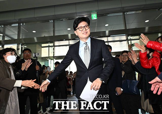 제21대 대통령 선거 출마를 선언한 한동훈 전 국민의힘 대표가 15일 오전 서울 여의도 국회 소통관에서 정책 비전을 발표하기 위해 기자회견장으로 향하는 모습. /배정한 기자