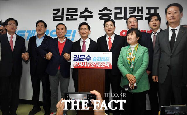김문수 국민의힘 경선후보(왼쪽 네번째)가 17일 오후 서울 여의도 대하빌딩에서 선거사무소 개소식을 갖고 권성동 원내대표 등과 기념촬영 하는 모습. /이새롬 기자