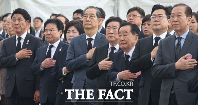 한덕수 대통령 권한대행 국무총리가 19일 서울 강북구 국립 4·19민주묘지에서 열린 제65주년 4·19 혁명 기념식에서 국기에 경례하고 있다. 왼쪽 두번째부터 한성기 4·19 혁명희생자 유족회장, 강정애 국가보훈부 장관, 한 권한대행, 오경섭 4·19 민주혁명회 회장, 박훈 4·19 혁명공로자회 회장, 더불어민주당 박찬대 당대표 직무대행 겸 원내대표, 국민의힘 권영세 비상대책위원장. /뉴시스