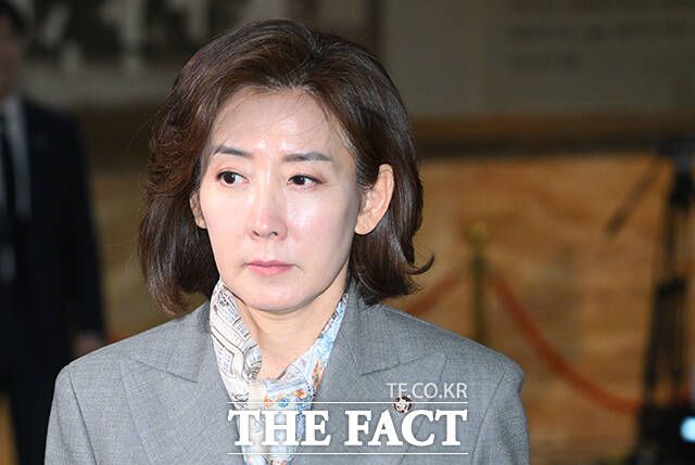 나경원 국민의힘 경선 예비후보가 이재명 민주당 경선 후보를 겨냥해 '드럼통 퍼포먼스'를 연출했다. 민주당은 허위사실공표 및 명예훼손 혐의로 법적 대응에 나서겠다는 방침을 밝혔다. 나 후보 측은 맞고소하겠다며 강경한 태도를 보였다. /박헌우 기자