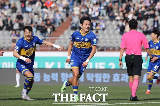 지난해까지 사령탑을 지낸 김현석 감독의 전남을 상대로 시즌 첫 대결을 펼치는 충남아산 선수들./K리그