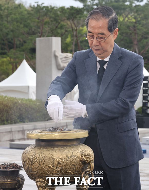 한덕수 대통령 권한대행 국무총리가 19일 서울 강북구 국립 4·19민주묘지에서 열린 제65주년 4·19 혁명 기념식에서 분향하고 있다. /뉴시스