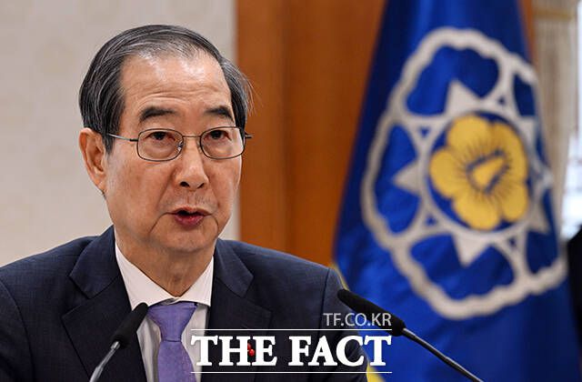 한덕수 대통령 권한대행의 '대선 차출론' 배경이 됐던 헌법재판관 후보자 지명이 8일 만에 헌법재판소에 가로막혔다. 국민의힘 경선 후보들은 한 권한대행의 불출마를 촉구하고 있다. 최근 여론조사에서는 한 권한대행의 대선 출마가 부적절하다는 응답이 66%로 나타났다. /임영무 기자