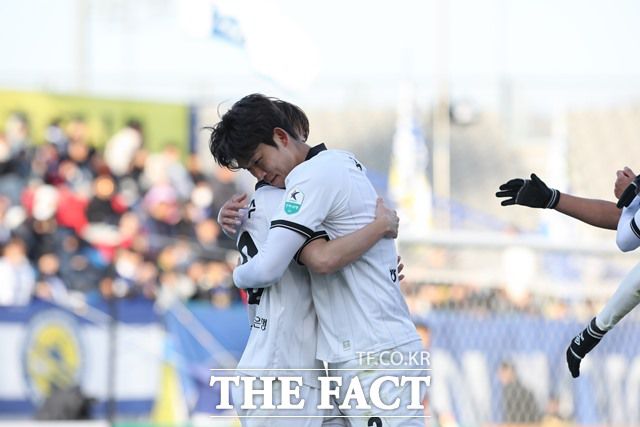 올 시즌 프로축구 1,2부 26개팀 가운데 유일하게 무패 행진을 이어가고 있는 성남FC 선수들./K리그