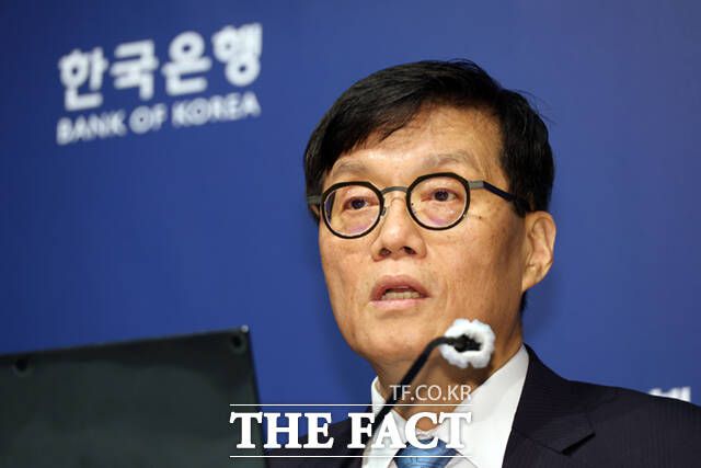 이창용 한국은행 총재가 지난 17일 서울 중구 한국은행 본관에서 금융통화위원회 본회의를 마친 후 통화정책방향 기자 간담회를 열고 취재진의 질문에 답하고 있다. /사진공동취재단