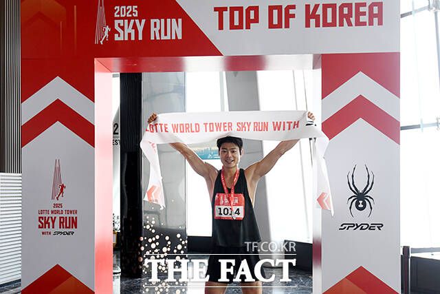 한 참가자가 결승선을 통과하며 기뻐하고 있다.