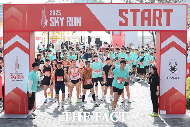 참가자들이 힘차게 출발하고 있다.