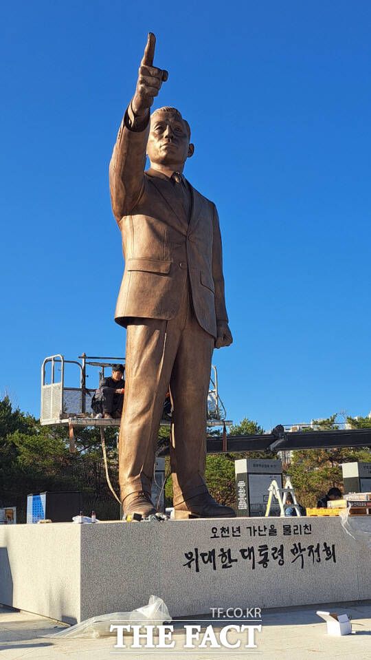 6·3대선 출마를 선언한 김문수 전 고용노동부 장관이 최근 서울 광화문광장에 박정희 전 대통령 동상을 세우자고 주장해 논란이 일고 있다. 사진은 경북도청 앞 천년숲 광장에 조성된 박정희 전 대통령 동상./ 박정희 (전) 대통령동상건립추진위원회