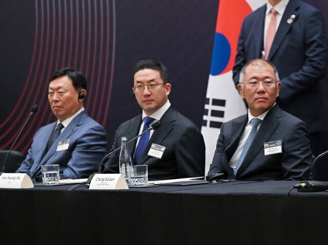 신동빈 롯데그룹 회장(왼쪽부터), 구광모 LG그룹 회장, 정의선 현대차그룹 회장이 지난 2023년 9월 진행된 한·인도네시아 비즈니스 라운드 테이블에 참석하고 있다. /뉴시스