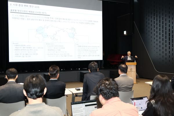 안병철 한화에어로스페이스 전략부문 전략총괄 사장이 지난 8일 서울 중구 한화빌딩에서 미래 비전 설명회를 열고 유상증자 당위성을 설명하고 있다. /한화그룹