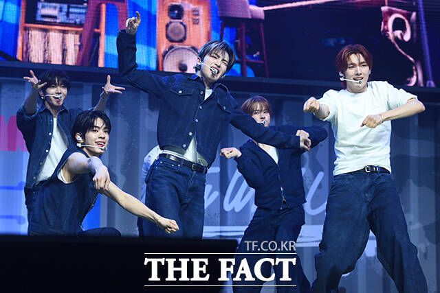 그룹 투어스(TWS)가 21일 오후 서울 용산구 블루스퀘어 SOL트래블홀에서 열린 미니 3집 'TRY WITH US(트라이 위드 어스)' 발매 기념 쇼케이스에서 타이틀곡 '마음 따라 뛰는 건 멋지지 않아?' 무대를 펼치고 있다. /서예원 기자