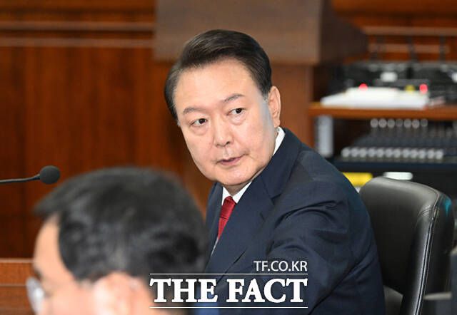 윤석열 전 대통령이 21일 서울 서초동 서울중앙지법에서 열린 내란 우두머리 혐의 형사재판 2번째 공판에 출석하고 있다. /사진공동취재단