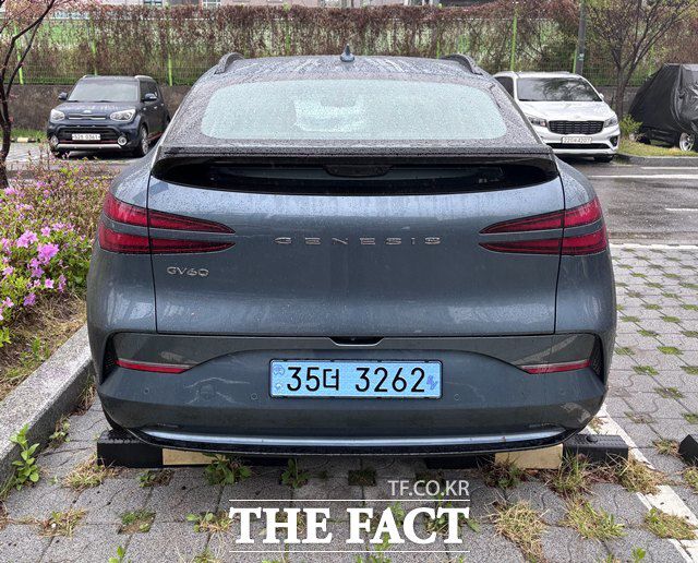 후면 범퍼 하단부는 차체 색상과 통일돼 전체적으로 깔끔한 마무리를 이룬다. 시승차량의 외장은 신규 컬러인 트롬소 그린이 적용됐다. /황지향 기자