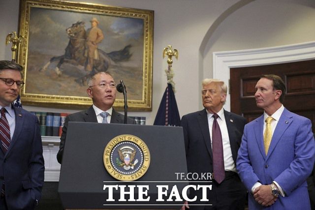 정의선 현대차그룹 회장(왼쪽 두 번째)이 지난달 24일(현지시간) 미국 백악관 루즈벨트룸에서 도널드 트럼프 대통령(오른쪽 두 번째), 마이크 존슨 하원의장(맨 왼쪽), 제프 랜드리 루이지애나 주지사(맨 오른쪽)가 지켜보는 가운데 대규모 투자 발표를 하고 있다. /AP·뉴시스