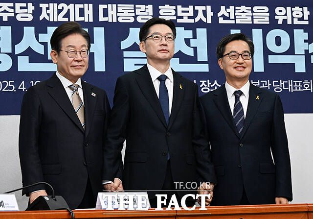 김 후보가 이처럼 2030 여성을 겨냥한 공약을 공개적으로 내놓은 데는 정치적 고려가 깔려 있다는 분석도 나온다. 대선 경선 이후까지 염두에 둔 행보라는 해석이다. 사진은 이재명 전 대표와 김경수 전 경남도지사, 김동연 경기도지사(왼쪽부터). /더팩트 DB