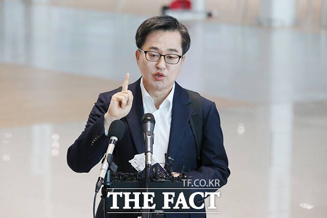 김동연 더불어민주당 대선 경선 후보가 여성·젠더 공약을 전면에 내세우며 정책적 차별화에 나섰다. /인천국제공항=장윤석 기자