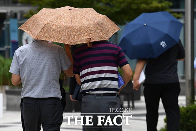 화요일인 22일은 전국 대부분 지역에서 비가 내리겠고, 남해안과 제주는 많은 비가 내리겠다./서예원 기자