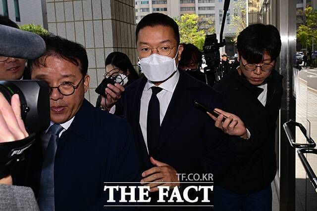 윤관 BRV 대표가 지난 15일 주식 부정 거래 혐의 첫 재판에 출석하고 있다. /남윤호 기자