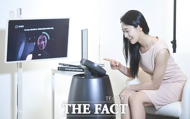 나무엑스 모델이 웰니스 로봇을 시연하고 있다. /장윤석 기자