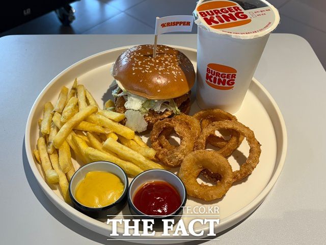 '크리스퍼 클래식 BLT'는 '크리스퍼 클래식'에 베이컨과 토마토가 더해진 메뉴다. /문화영 기자