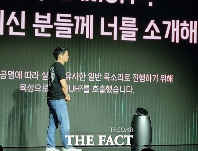 최성환 총괄 사장이 웰니스 로봇을 선보이고 있다. /이성락 기자